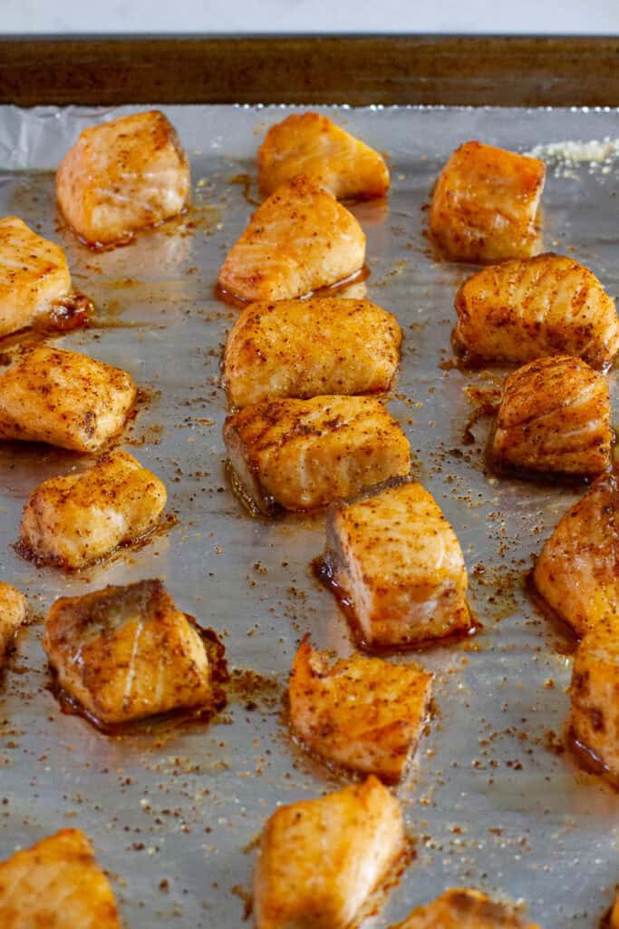 Speziati salmon cubes cooked on a pan.